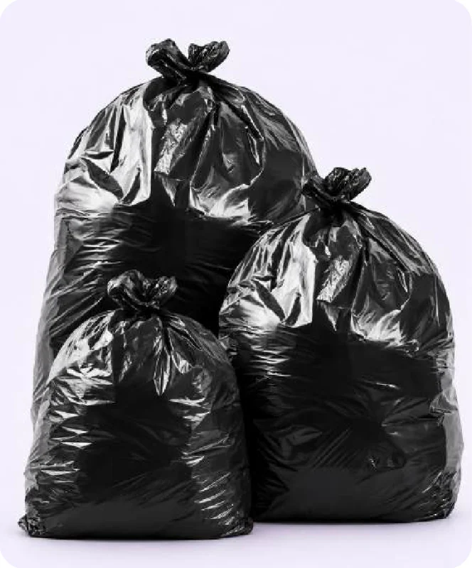 Tres bolsas negras brillantes, llenas y atadas con un nudo, de tres tamaños: la más grande atrás y la más chica adelante