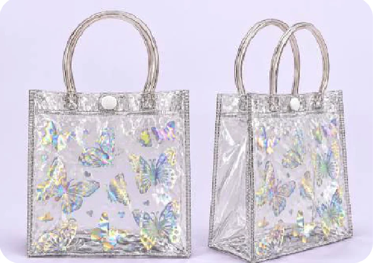 Dos bolsas transparentes con mariposas iridiscentes y asas redondas transparentes, una de frente y otra de costado